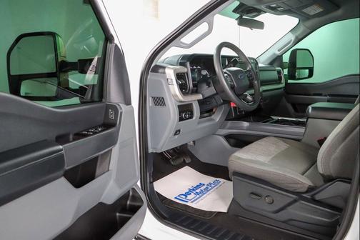 Oxford White 2024 Ford F-250 XLT