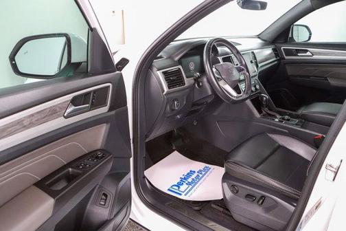 Pure White 2022 Volkswagen Atlas Cross Sport 3.6L V6 SE w/Technology