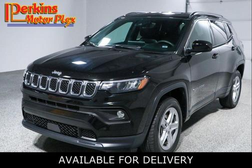 Diamond Black Crystal Pearlcoat 2024 Jeep Compass Latitude