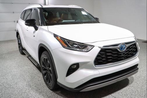 White 2023 Toyota Highlander Hybrid Platinum