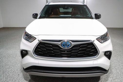 White 2023 Toyota Highlander Hybrid Platinum