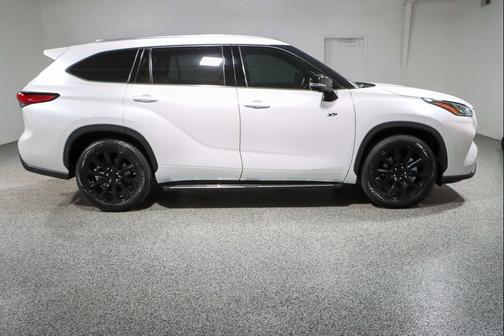 White 2023 Toyota Highlander Hybrid Platinum
