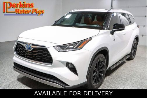 White 2023 Toyota Highlander Hybrid Platinum