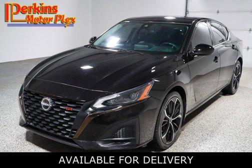 Super Black 2023 Nissan Altima SR FWD