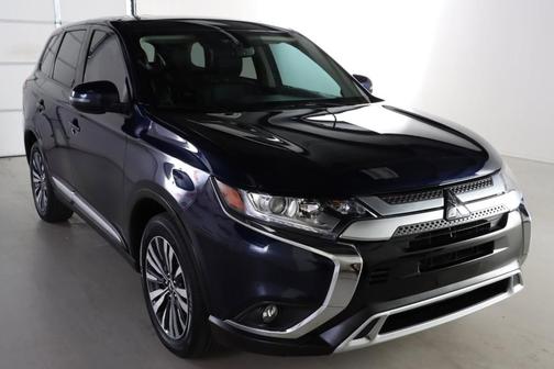 Photo 5 of 32 of 2020 Mitsubishi Outlander SE