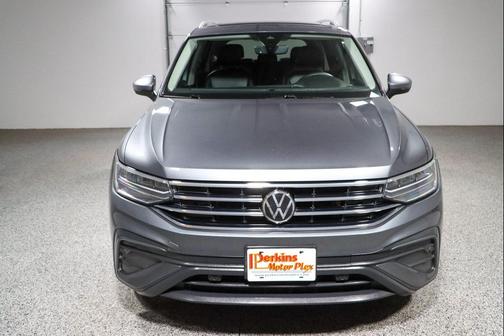 Platinum Gray Metallic 2023 Volkswagen Tiguan 2.0T SE
