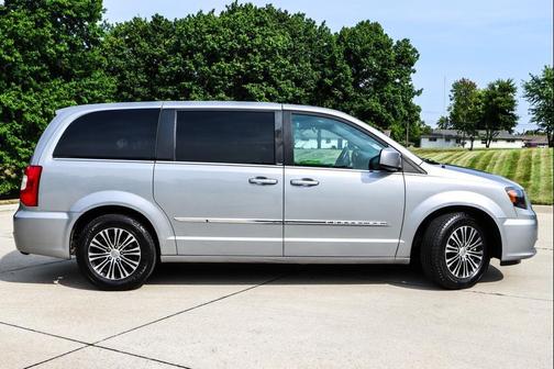 2014 Chrysler Town & Country S