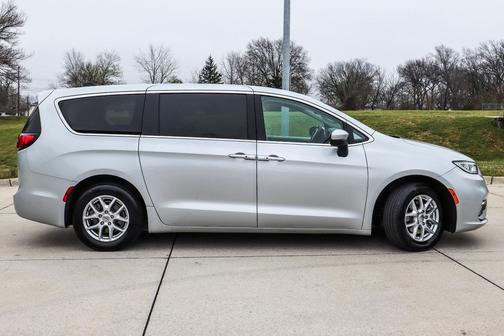 Silver Mist Clearcoat 2023 Chrysler Pacifica Touring L