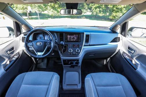 Super White 2019 Toyota Sienna SE