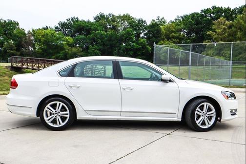 2015 Volkswagen Passat 1.8T Auto SE w/Sunroof & Nav