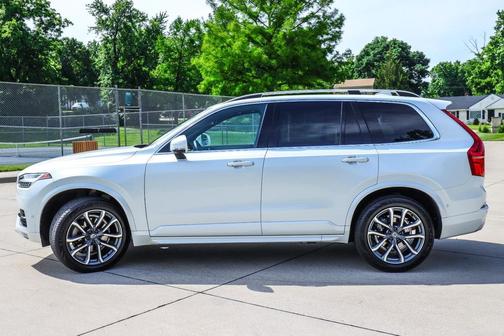Ice White 2018 Volvo XC90 T6 Momentum