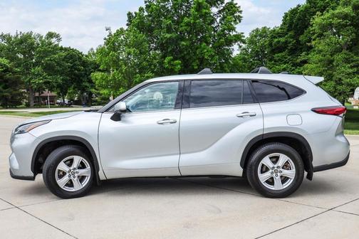 Celestial Silver Metallic 2022 Toyota Highlander LE