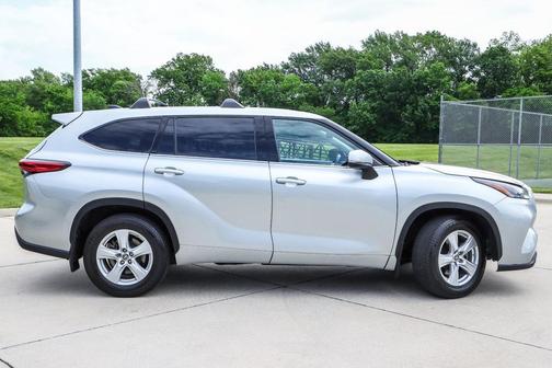 Celestial Silver Metallic 2022 Toyota Highlander LE