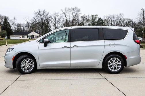 Silver Mist Clearcoat 2023 Chrysler Pacifica Touring L