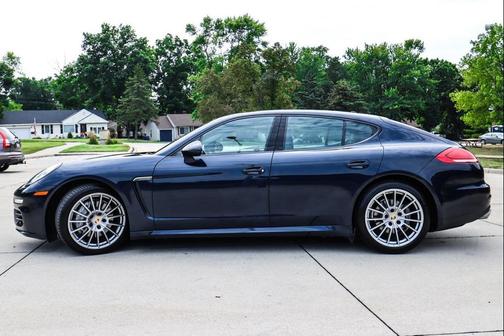 2016 Porsche Panamera 4