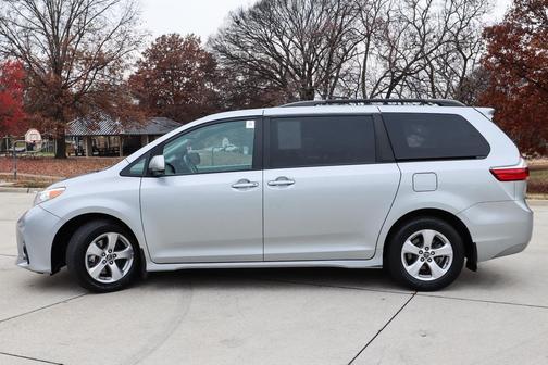 2019 Toyota Sienna LE
