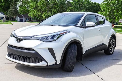 Blizzard Pearl 2020 Toyota C-HR XLE