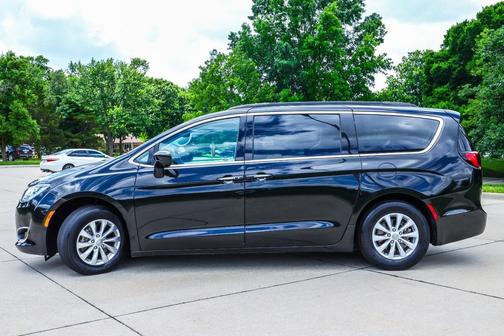 Brilliant Black Crystal Pearlcoat 2019 Chrysler Pacifica Touring Plus