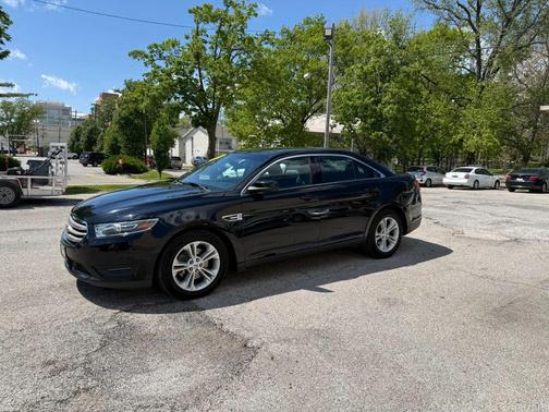 Black 2018 Ford Taurus SEL