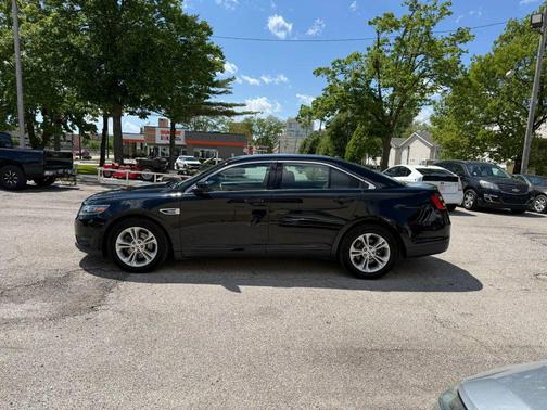 Black 2018 Ford Taurus SEL