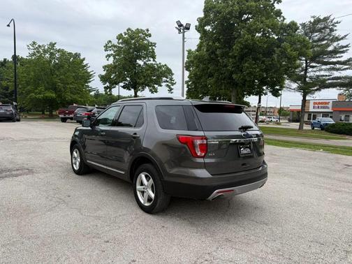 Gray 2016 Ford Explorer XLT
