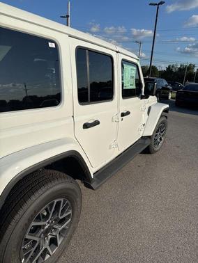 2025 Jeep Wrangler 4-Door Sahara 4x4