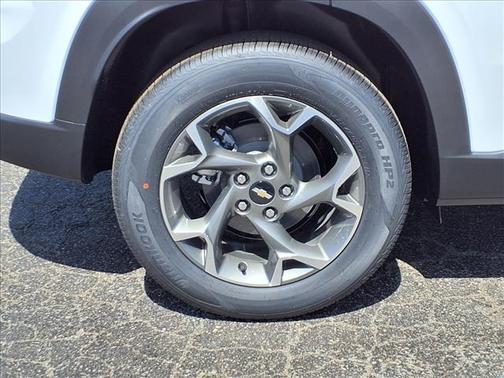 Summit White 2026 Chevrolet Trax FWD 4dr LT
