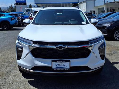 Summit White 2026 Chevrolet Trax FWD 4dr LT
