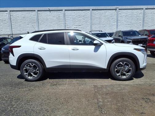 Summit White 2026 Chevrolet Trax FWD 4dr LT