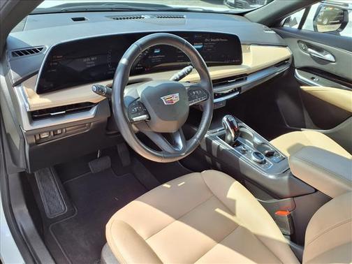 Crystal White 2024 Cadillac XT4 Luxury