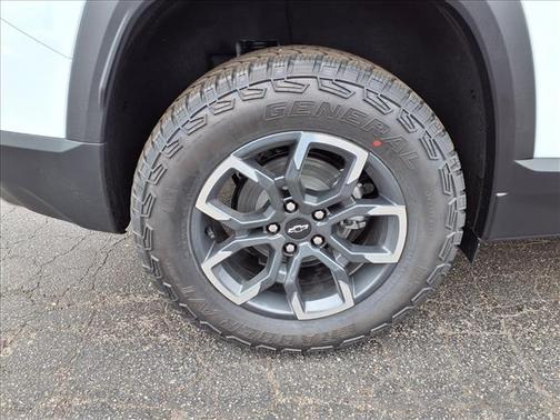 Polar White Tricoat 2026 Chevrolet Equinox FWD ACTIV