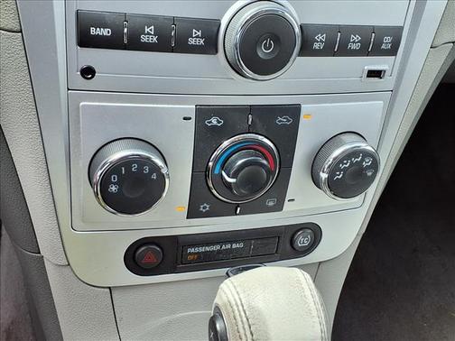 Summit White 2011 Chevrolet Malibu 2LT