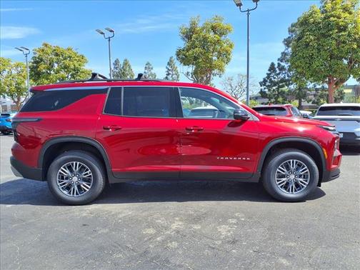 Radiant Red Tintcoat 2026 Chevrolet Traverse LT
