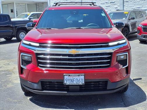 Radiant Red Tintcoat 2026 Chevrolet Traverse LT