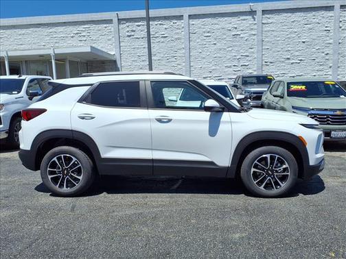 Summit White 2026 Chevrolet Trailblazer LT