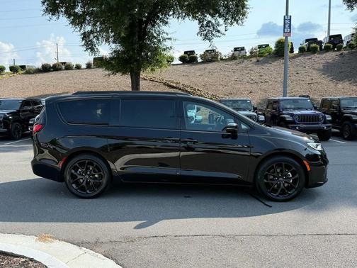 Diamond Black Crystal Pearlcoat 2025 Chrysler Pacifica Limited