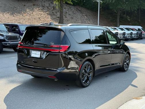 Diamond Black Crystal Pearlcoat 2025 Chrysler Pacifica Limited