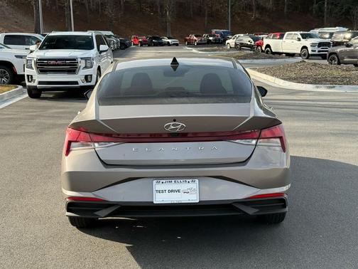 2022 Hyundai ELANTRA SEL
