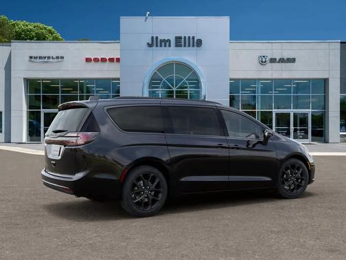 Diamond Black Crystal Pearlcoat 2026 Chrysler Pacifica L