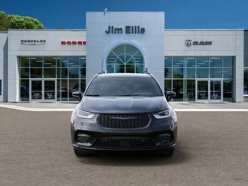 Diamond Black Crystal Pearlcoat 2026 Chrysler Pacifica L