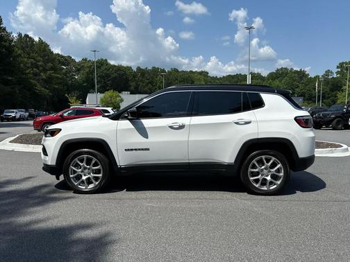 Bright White Clearcoat 2024 Jeep Compass Latitude Lux
