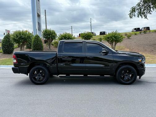 Diamond Black Crystal Pearlcoat 2022 RAM 1500 Big Horn/Lone Star