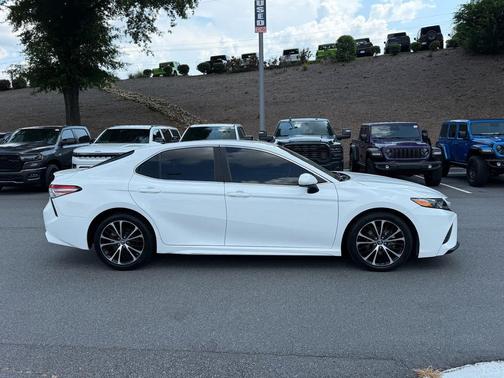 Super White 2019 Toyota Camry SE