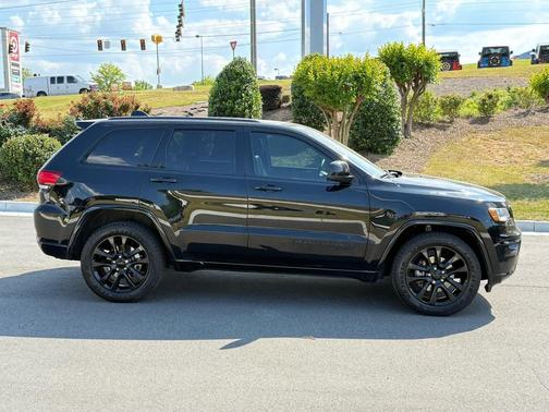 Diamond Black Crystal Pearlcoat 2020 Jeep Grand Cherokee Altitude