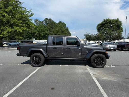 Granite Crystal Metallic Clearcoat 2025 Jeep Gladiator Nighthawk
