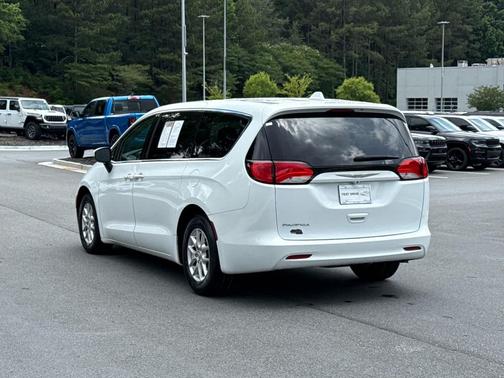 Bright White Clearcoat 2017 Chrysler Pacifica LX