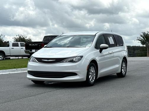 Bright White Clearcoat 2017 Chrysler Pacifica LX