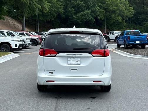 Bright White Clearcoat 2017 Chrysler Pacifica LX