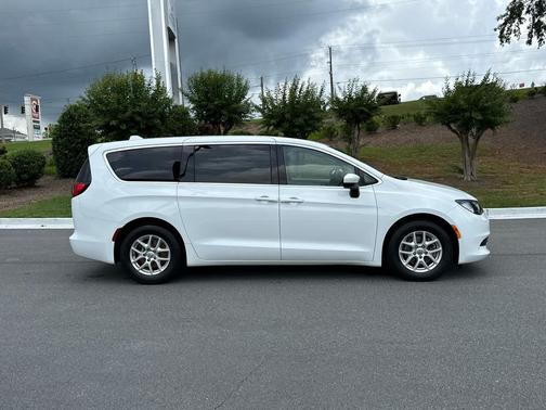 Bright White Clearcoat 2017 Chrysler Pacifica LX