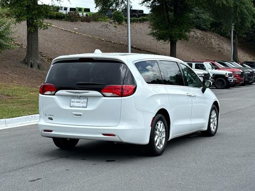 Bright White Clearcoat 2017 Chrysler Pacifica LX